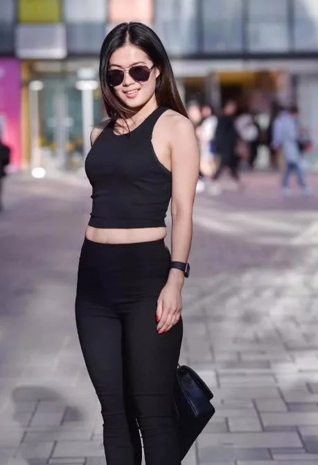气质小姐姐黑色紧身长裤凸显完美身材，网友：霸气感十足啊