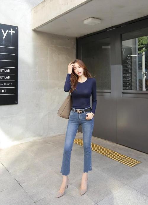 街拍：很nice浅紫色连衣裙，小姐姐穿出了紧身效果！