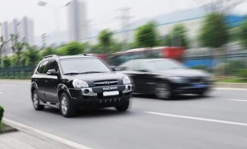  「交警」超车时，应该是按喇叭还是闪烁灯光？交警：你的驾照怎