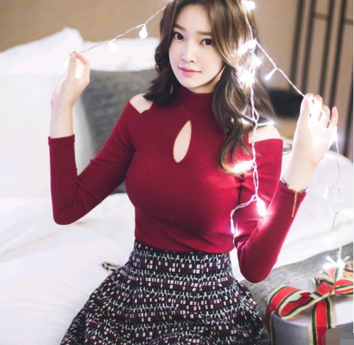 街拍： 热辣性感大方得体的甜美少女，打扮花枝招展凸显风情万种