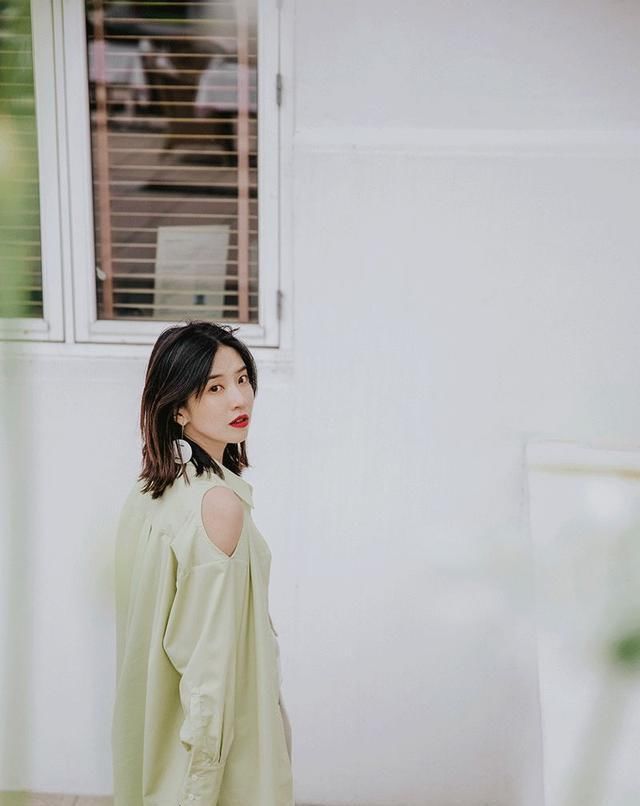 『时髦』春节穿什么裤子好?一条时髦的背带裤搭配,穿上年轻好几岁