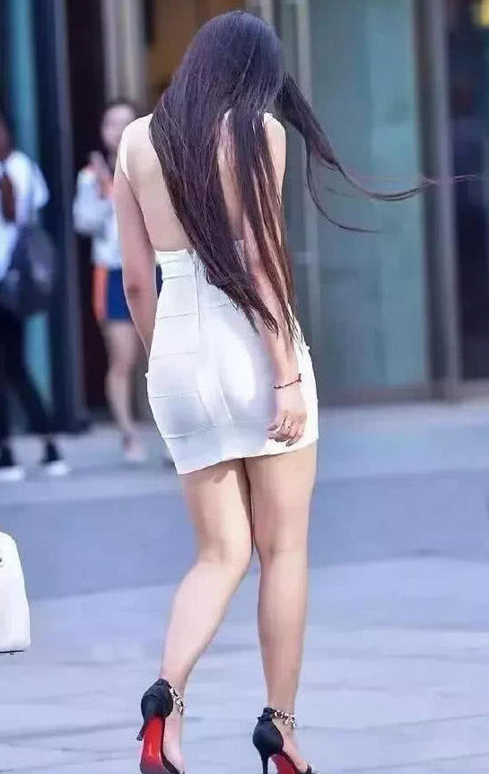 美丽漂亮的小姐姐穿搭的一件紧身短裙，非常的漂亮好看，充满了女