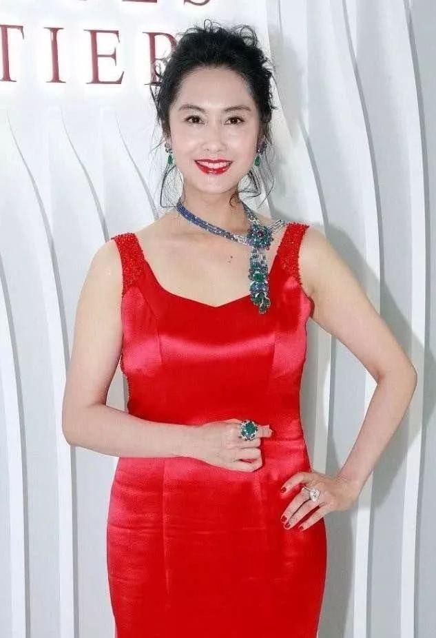 仙子变大婶?46岁朱茵身材发福，裙子都快撑破了!