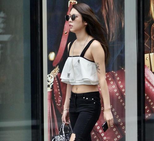 路人街拍：小姐姐白色吊带背心搭配紧身牛仔裤，成熟又有气质！