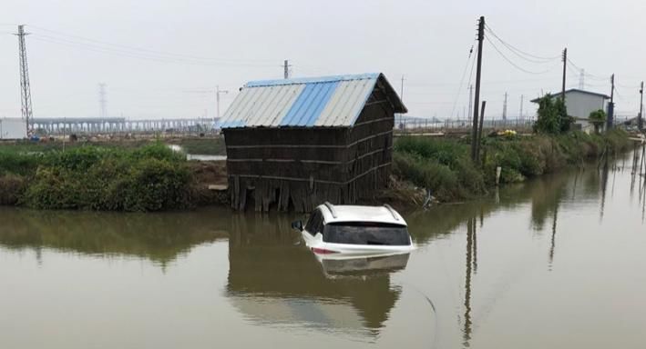 「连人」斗门男子珠海大桥边钓鱼连人带车冲下河,10万元打水漂!