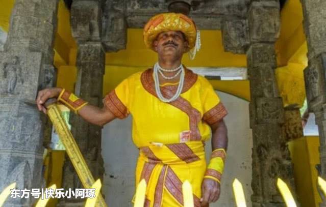 印度富豪雇的门卫,纹丝不动站了32年,谁能让他动奖励1万元