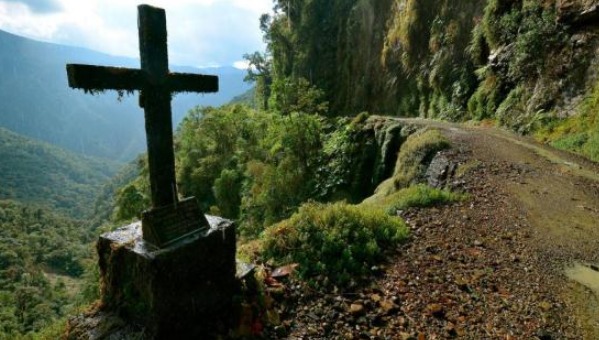 世界最危险公路，每年夺走上百条人命，被称为“死亡之路”