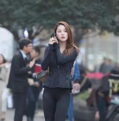  美女■街拍：艳若桃李的美女，一件黑色连衣裙外搭深色外套，时尚气质范