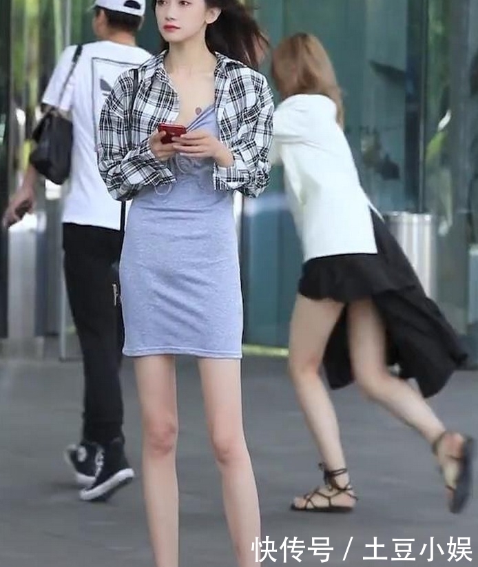  [穿搭]街拍旁边的小哥哥别看了，在看女友都要生气了