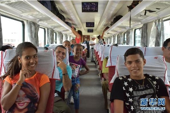 中国造列车奔驰在古巴大地 “中国名片”再度闪亮世界