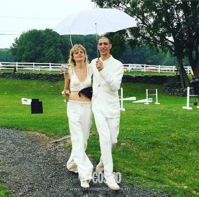 这位法国造型师穿衬衫结婚了，让我想起了赫本的头巾