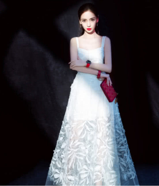 杨颖身一袭白裙美得像公主，皮肤更是白皙发光，黄晓明眼光不错