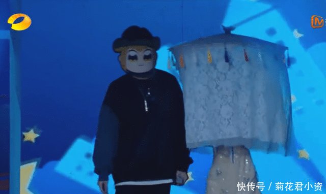 「小心」鞠婧祎戴面罩上台唱歌,下台阶不小心踩空,她的反应让人捏一把汗