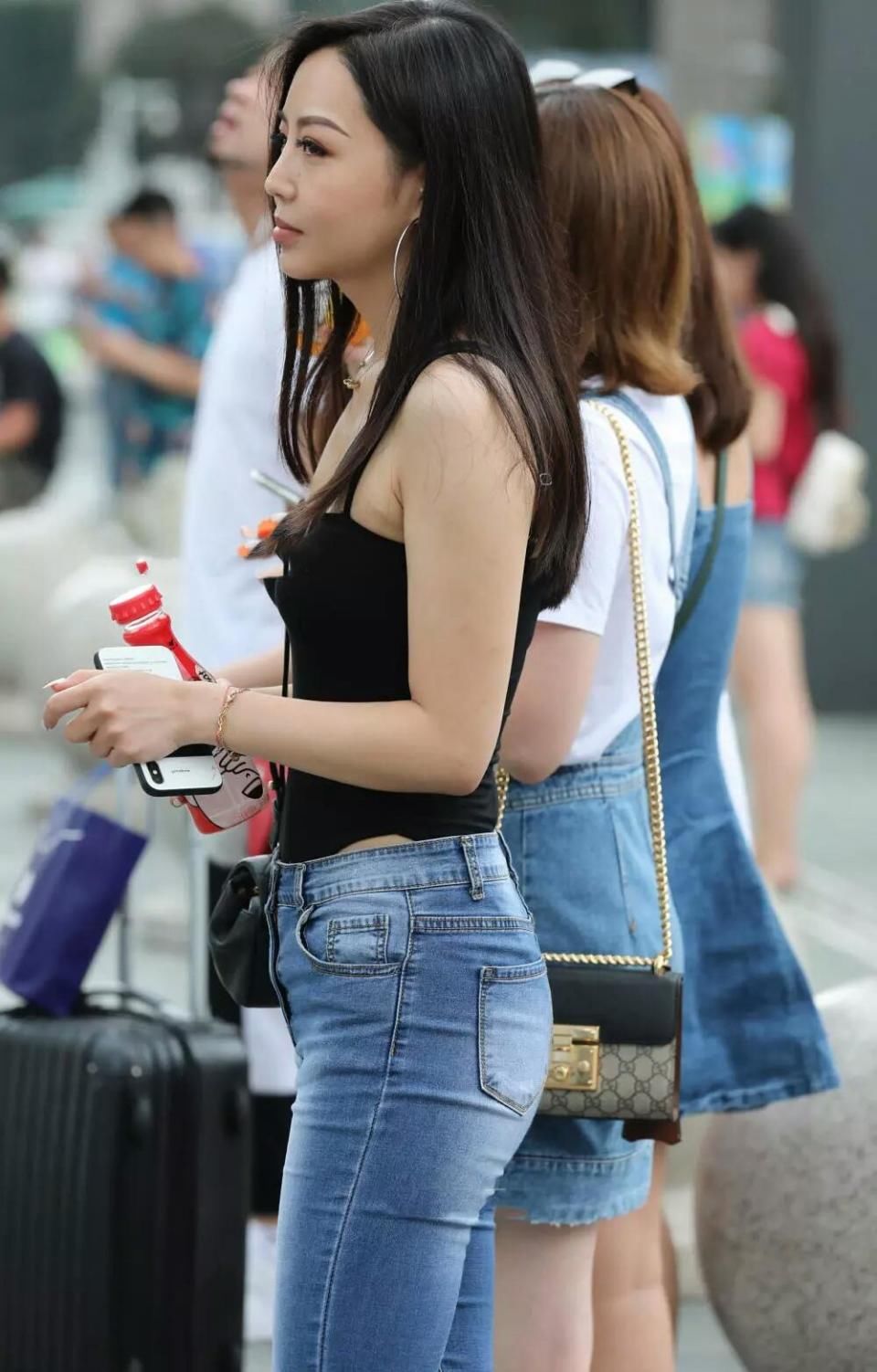 街拍：穿牛仔裤的姐姐腿型真漂亮，值得一看！