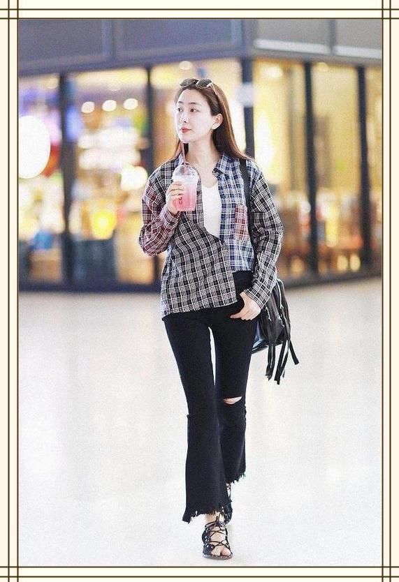 马苏不安分啦！扣子“七扭八歪”来装嫩，网友：一把年纪看着掉价