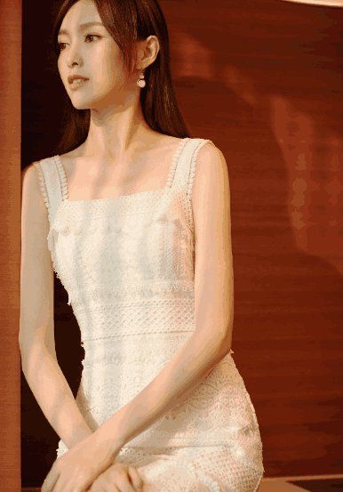 迪丽热巴身穿白色镂空连衣裙撞衫唐嫣, 迪丽热巴灵动, 唐嫣气质