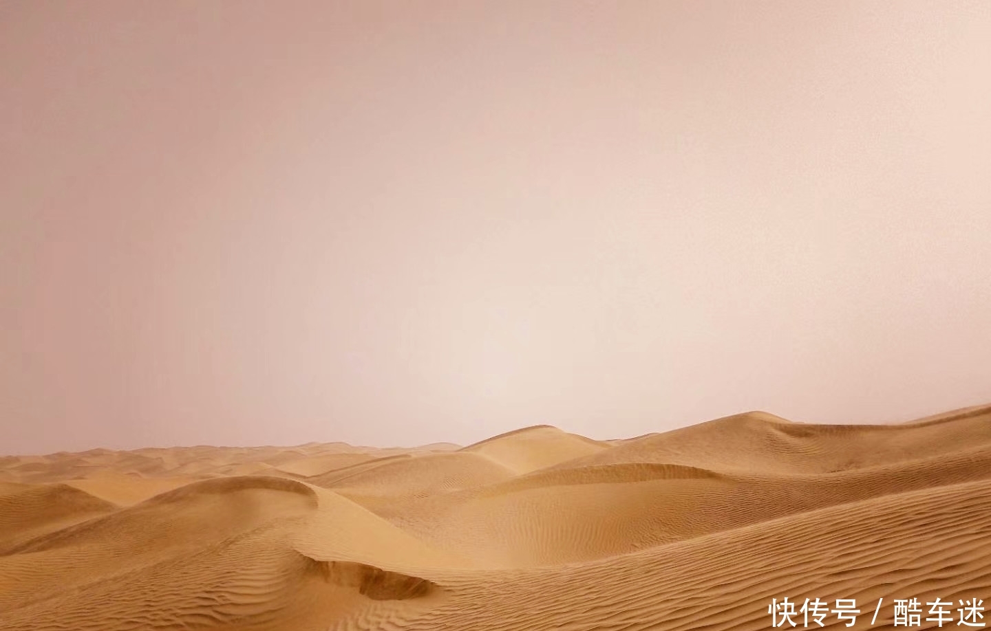 在330000平方公里的塔克拉玛干沙漠中，任裙飘扬，随风起舞