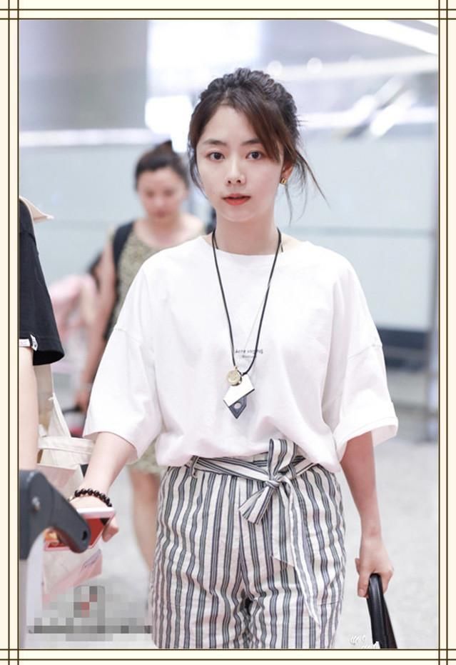 没韩雪的大长腿真别穿条纹短裤，像谭松韵这样穿成小短腿就尴尬了