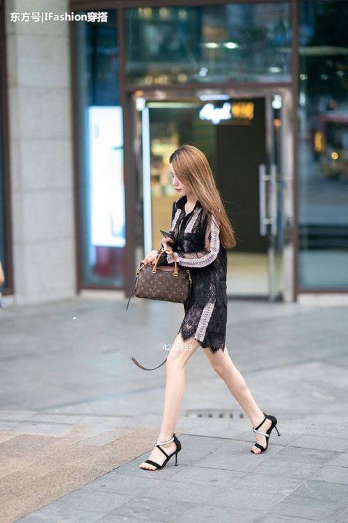 街拍:图四穿的吊带裙性感迷人,图六是标准的大长腿美女