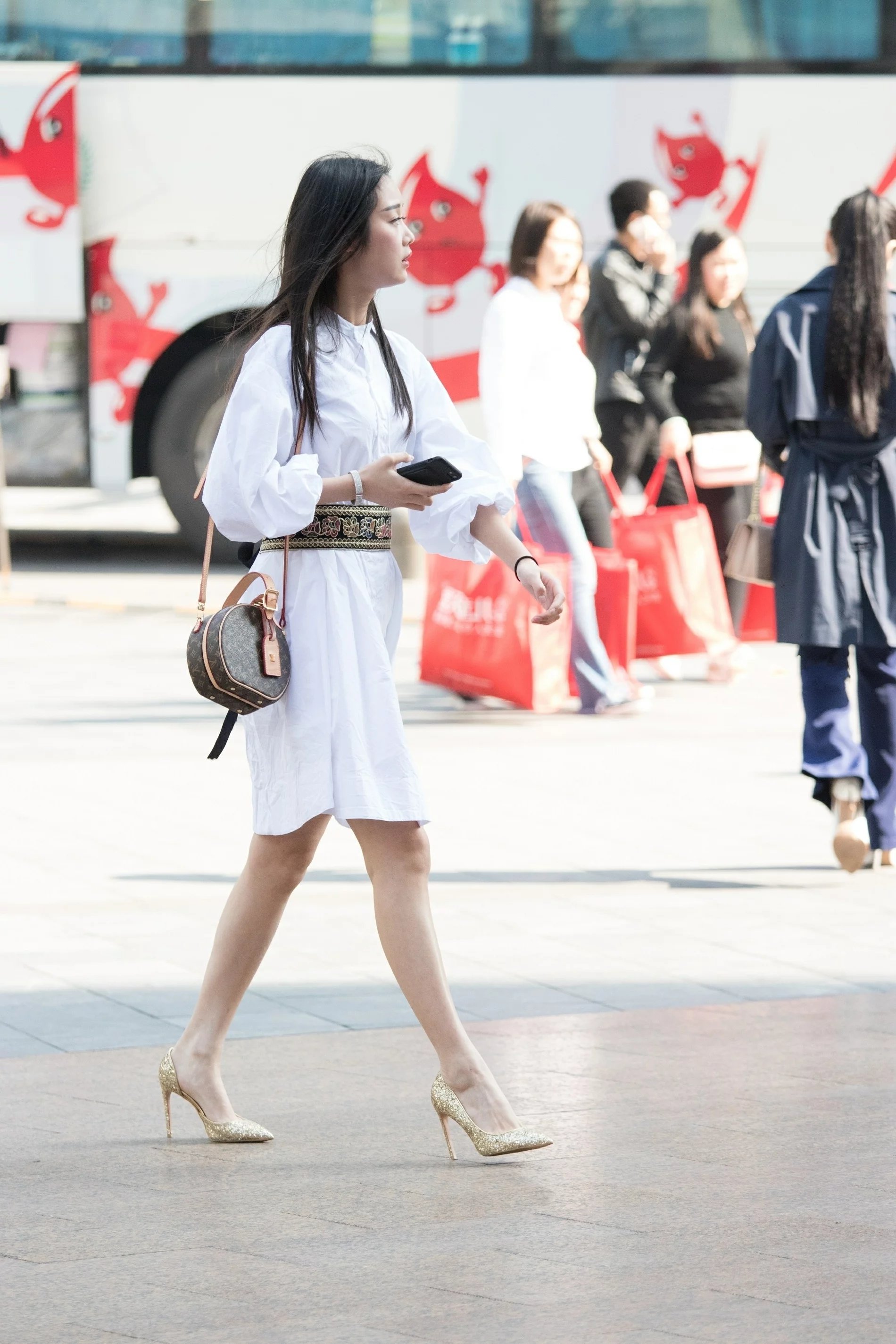 气质小姐姐身穿白色连衣裙仙气十足，打电话都能让路边小哥看呆了