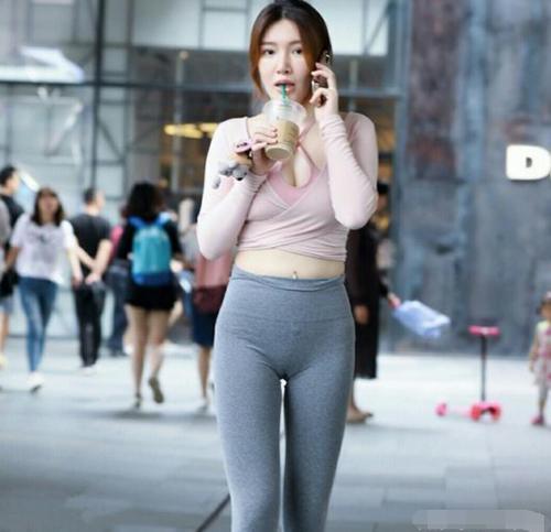 娉婷婀娜紧身打底裤美女，尽显丰腴迷人的臀部曲线，十分吸引人