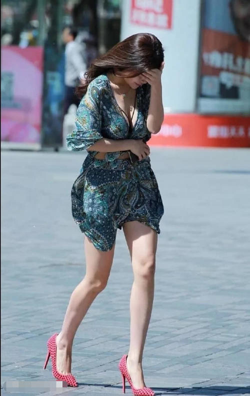 小姐姐深V上衣展露白皙的曲线,千娇百媚的姿态美到没朋友