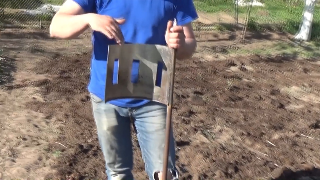  「农村」外国农村老大爷发明新型铁锹，效率提升5倍，10块钱造一