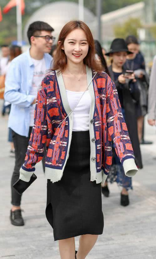 街拍：身材曼妙光鲜的小姐姐，穿着清凉落落大方！