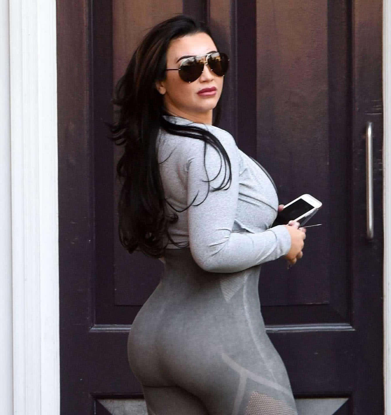 40岁小阿姨连体紧身裤绷出圆滚滚的肥硕曲线，这身材一般人真驾驭