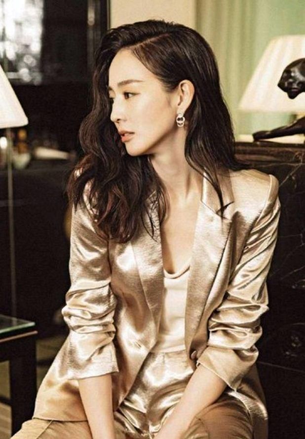  『不露』张钧甯好会穿，一身香槟色西装配高跟鞋，不露腿也美得惊艳