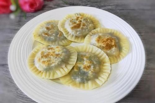  早上@早上用它给儿子做早餐，个个皮薄馅大，不用发面还省事