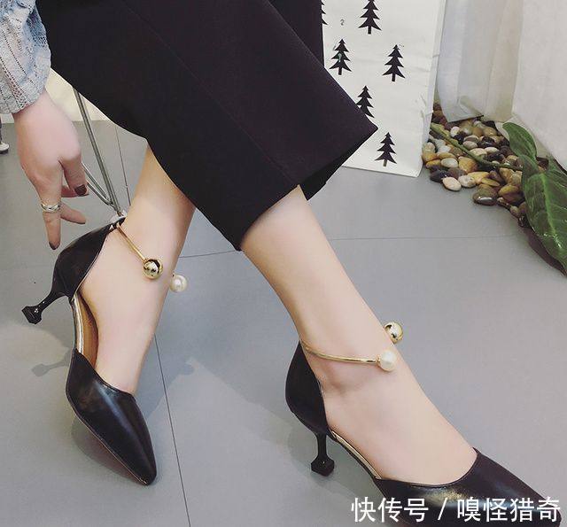 尖头高跟鞋的女神搭配，自信的美腿优雅从荣