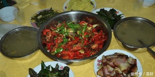 『鱼塘』乡下堂哥家鱼塘钓龙虾, 新鲜的猪肝pk青蛙做饵