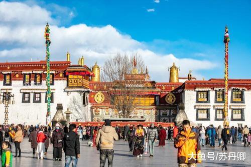 八廓街随拍：拉萨街头那些转经磕长头的人不工作不上学吗？