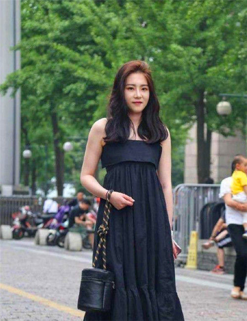  『抹胸』街拍：美女黑色抹胸长裙，长发披肩，贵气十足