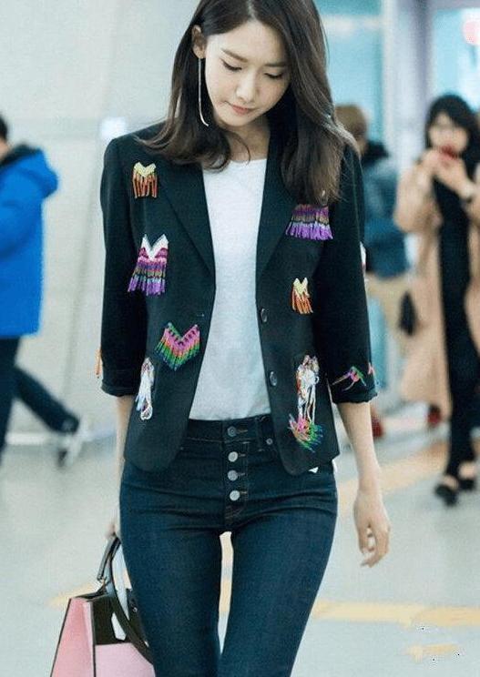 精致漂亮的牛仔裤美女，彰显文雅的温情，帅气有魅力！