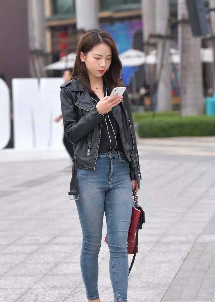 休闲|时尚休闲又得体,牛仔裤穿搭让造型充满帅气感