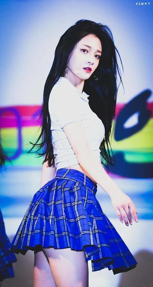 鞠婧祎和周洁琼同穿百褶短裙，一个清纯可人，一个性感撩人！