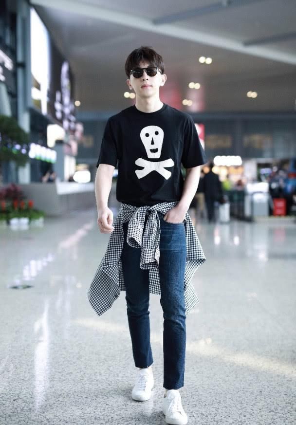 邓伦仅仅穿了条西装裤，竟气场全开潮流到炸，就算被抓拍也帅到晕