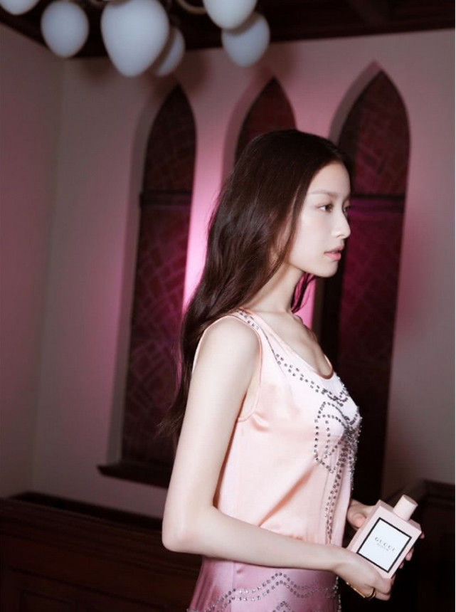 倪妮还是那么会玩，穿件睡衣就出门，网友：只有她敢这样穿