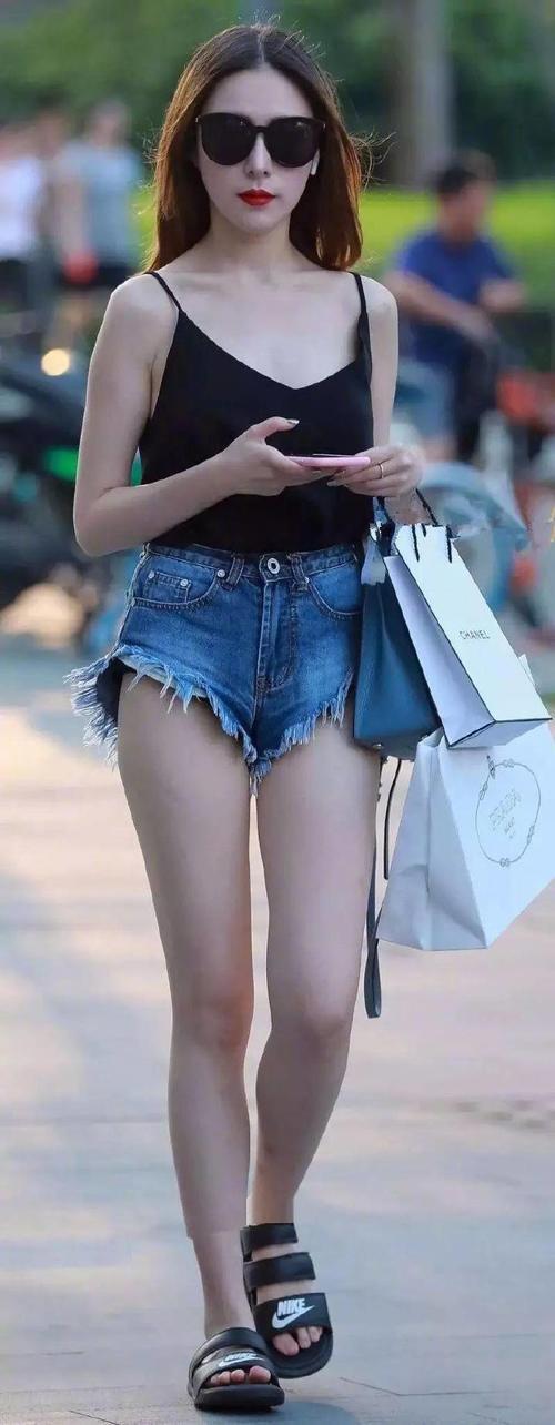 街拍:紧身打底裤美女显得性感迷人,轻熟有魅力!