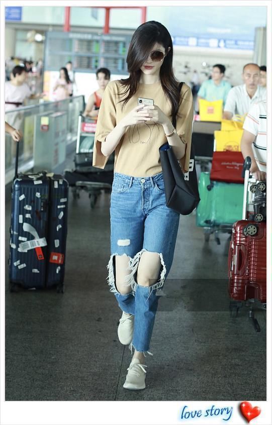 正面超模，背面大妈!何穗机场秀美腿，一个转身竟暴露身材缺陷!