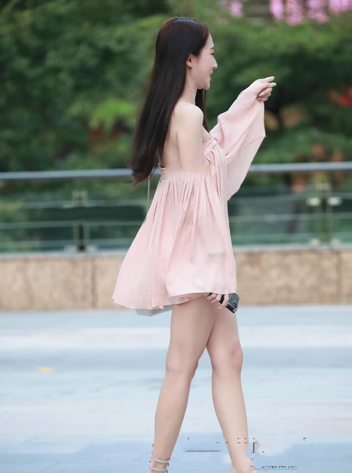 时尚俏丽小姐姐街头大秀美腿。路人:谁输谁赢真的很难分辨出来呀
