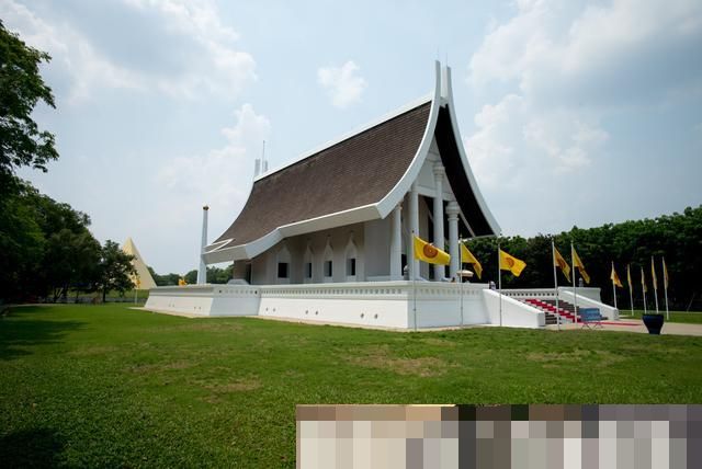 世界上最大道场，建于沼泽之上，供奉百万尊佛像