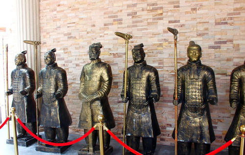 中国这座城市历史辉煌，13个朝代在此建都，钟楼鼓楼成这里特色