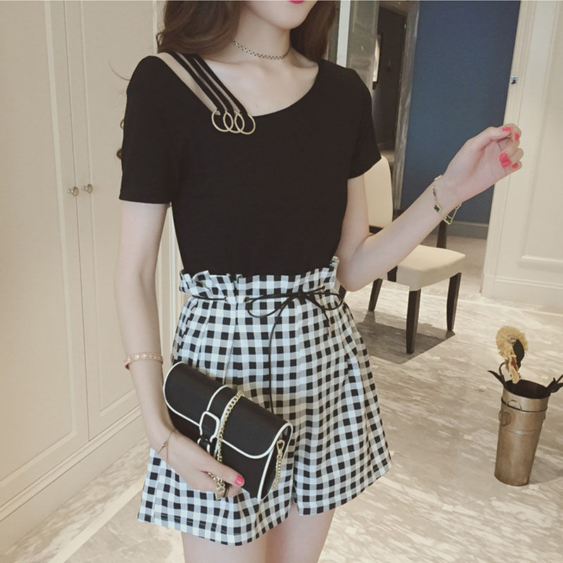 听说今年的T恤+短裤，特美，能把连衣裙比下去，看了之后我信了