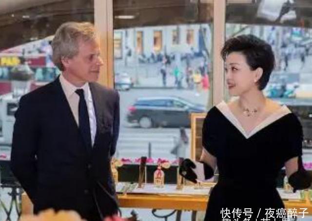 气质:杨澜有气质不显胖,穿修身黑礼服缺少曲线美,坐下不小心暴露腿粗