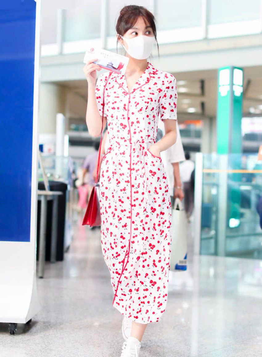 李菲儿厉害,身穿一袭印花睡裙惊艳无比,网友:这时尚杨颖比不了