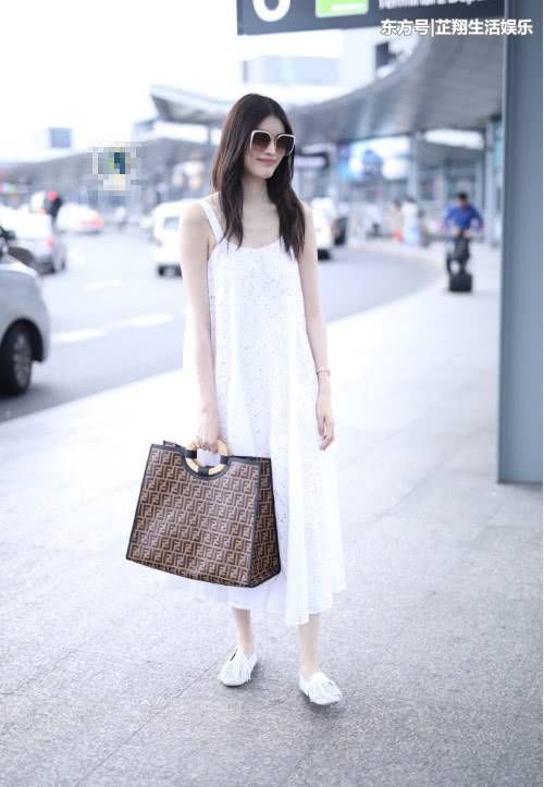 真佩服何穗!把不起眼的吊带裙穿出女神范，“何仙姑”不是白叫的