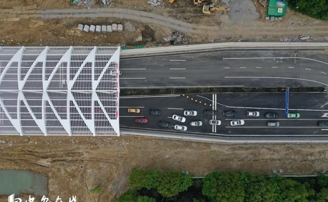  『隧道正式放行通车』合肥天鹅湖隧道正式开通首日车流量大【组图】